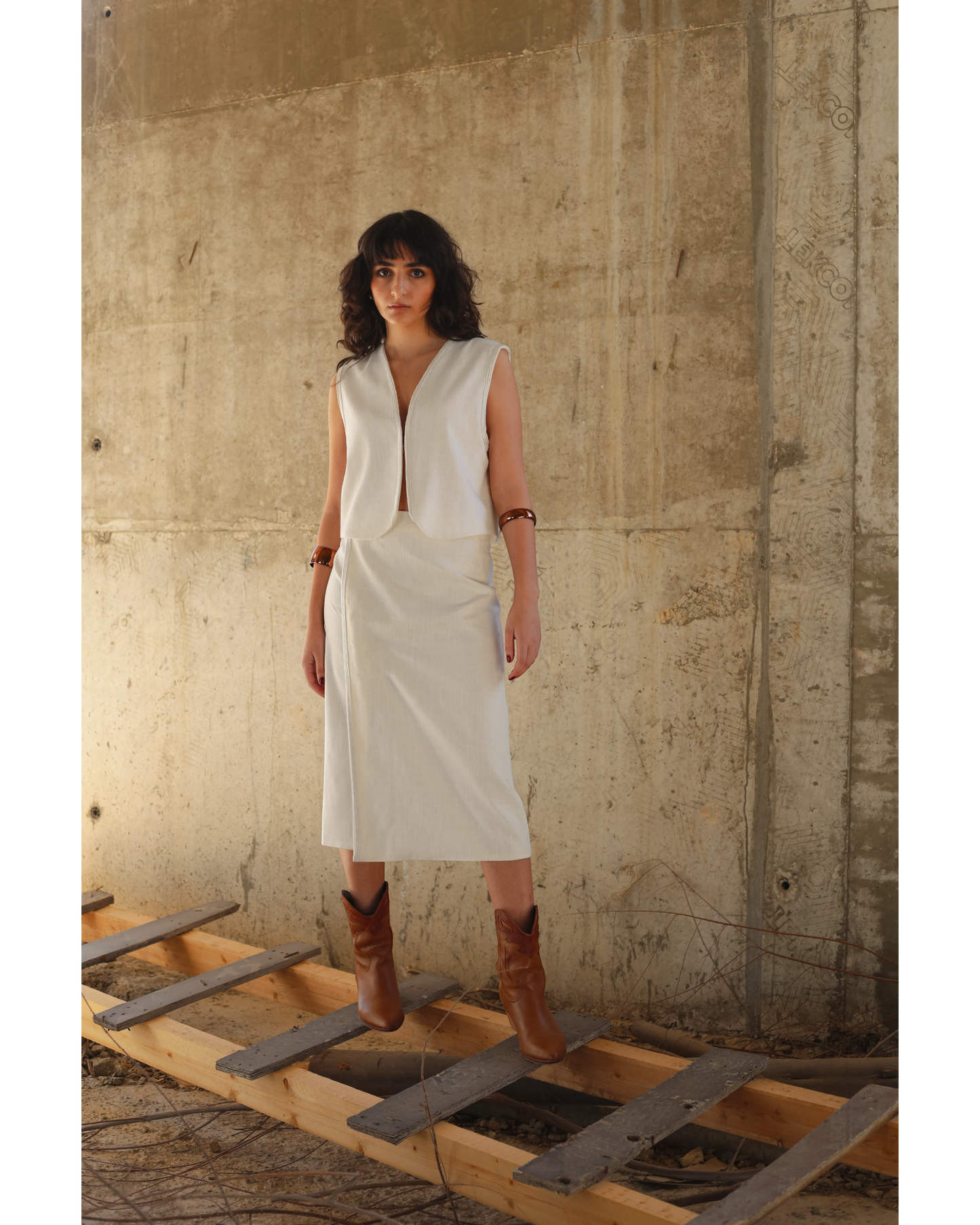 Farah Daylac cream linen vest with embroidered neckline, open front with hook closure. Cropped, sleeveless design.