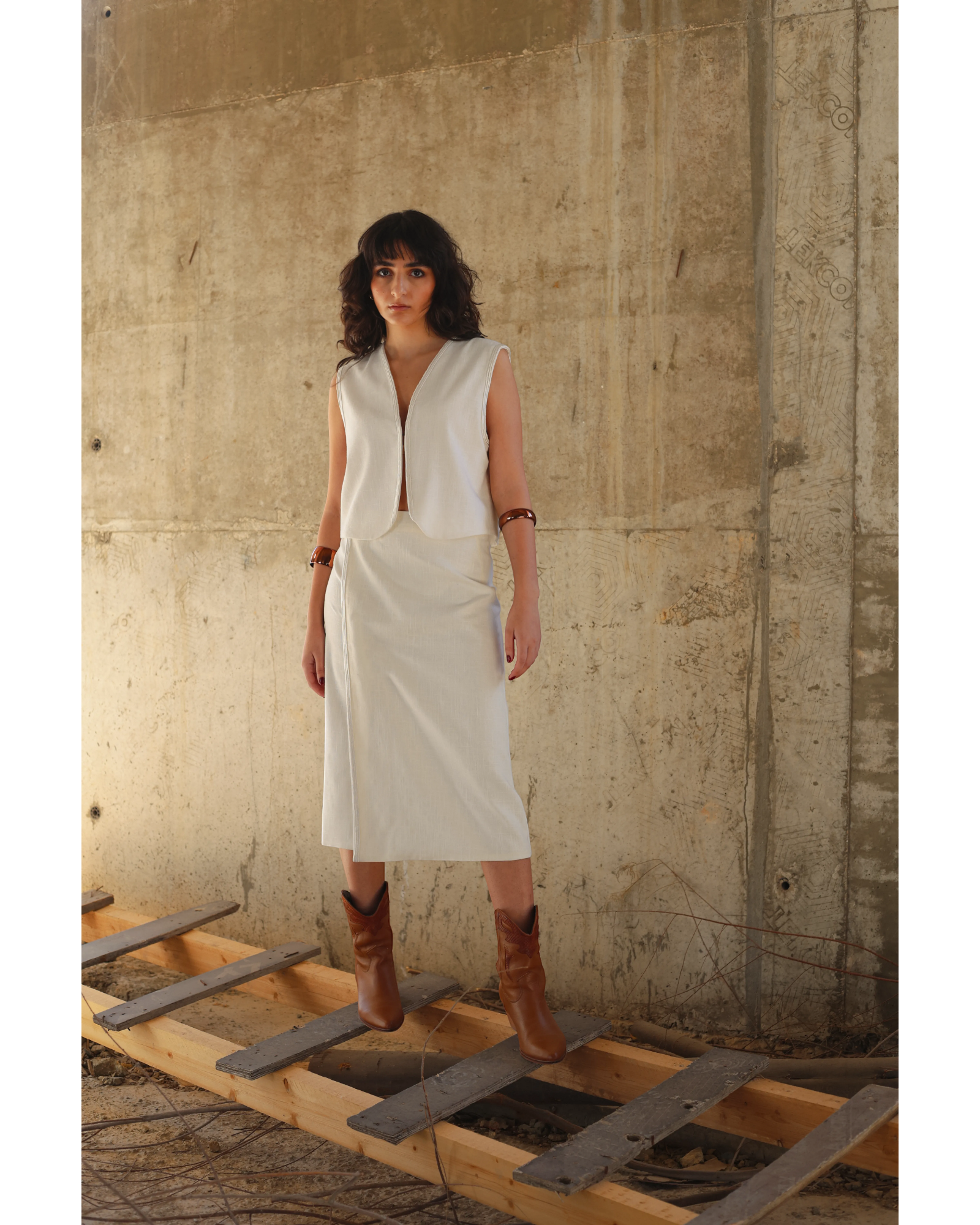 Farah Daylac cream linen vest with embroidered neckline, open front with hook closure. Cropped, sleeveless design.